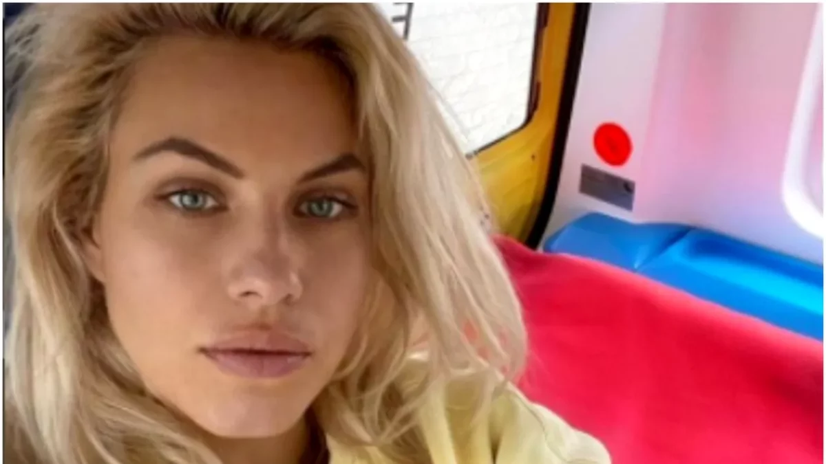 Imagine Stire Amna, momente de panică în cadrul unui concert! Artista a fost la doar un pas de a leșina pe scenă: „Nu puteam să mă țin pe picioare” | 2review.ro