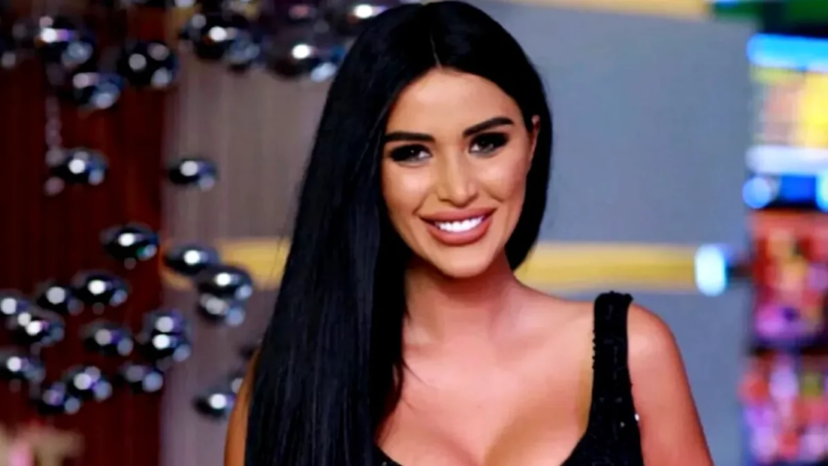 Imagine Stire Cum s-a îmbrăcat Daniela Crudu la botezul fetiţei sale? Mulţi s-au gândit că e mireasă | 2review.ro
