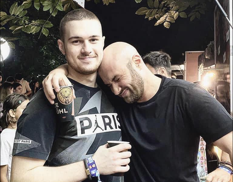 Imagine Stire Mihai Bendeac, agresat de fanii giuleșteni la meciul cu Dinamo. Ce s-a întâmplat pe stadion: ”L-a traumatizat!” | 2review.ro
