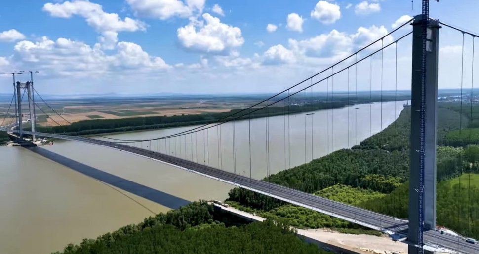 Ies șuruburile din podul de la Brăila. Imagini tragi-comice, la doar două luni de la inaugurare