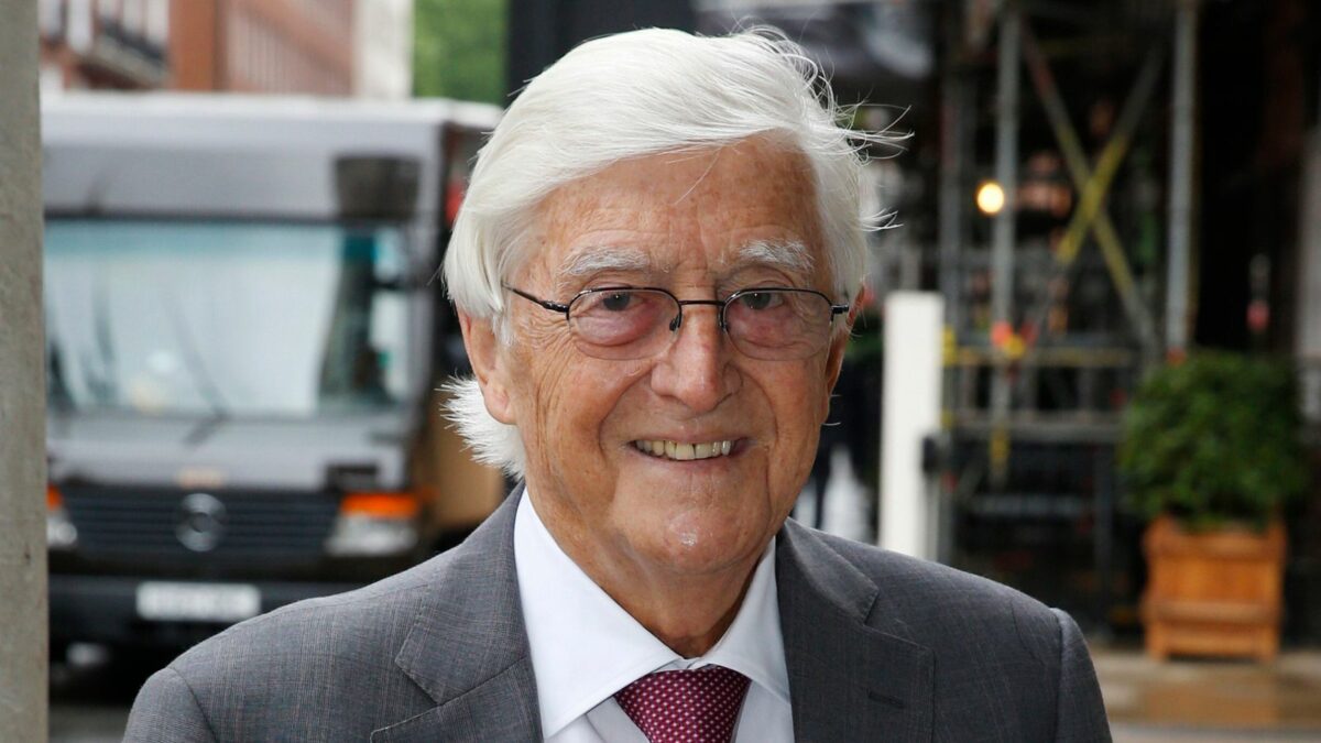 Imagine Stire Celebrul Michael Parkinson a murit! Marile tabloide ale lumii, reverență în fața celui mai mare intervievator  | 2review.ro