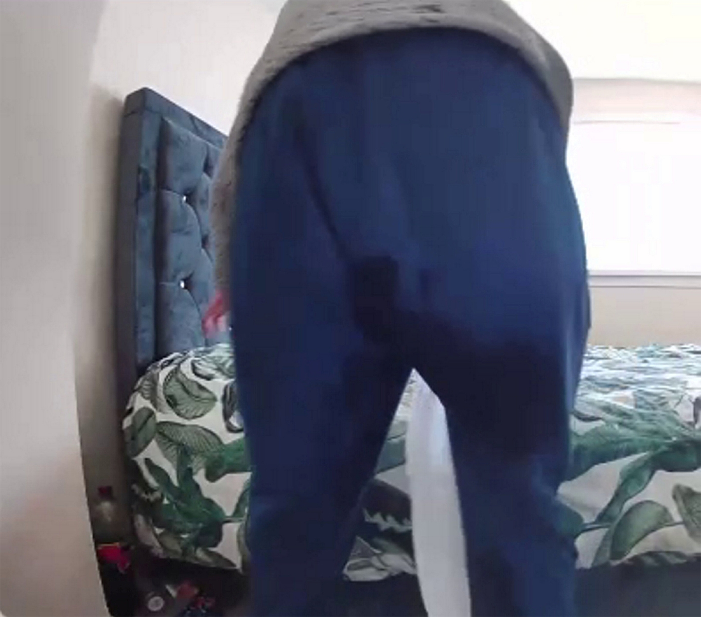 Ireal ce a observat această tănără, în imaginile surprinse de camere de supraveghere. Pe cine a văzut dormind în patul ei din dormitor