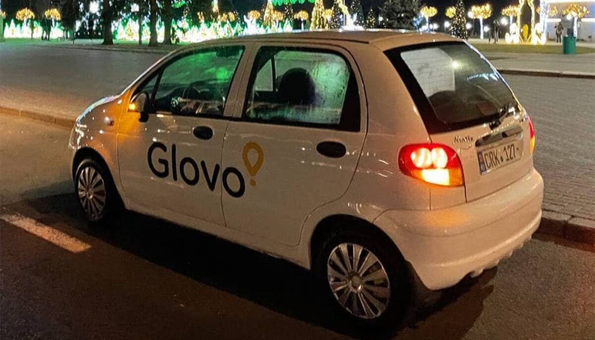 Ce a pățit un livrator Glovo din Ploiești, la ora 00:30. Ce i-a făcut un client, după ce și-a dat seama că nu are bani să plătească mâncarea