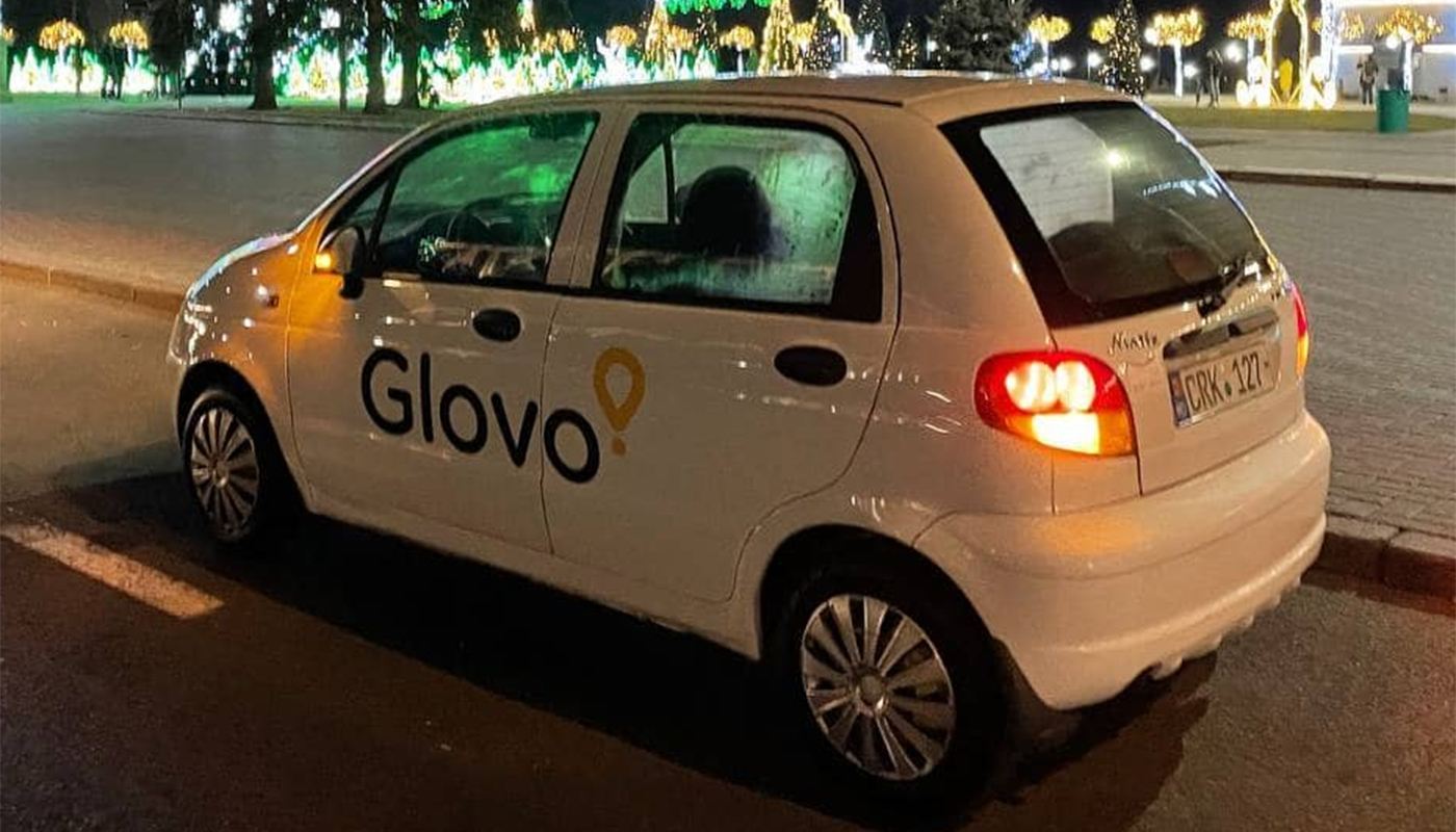 Ce a pățit un livrator Glovo din Ploiești, la ora 00:30. Ce i-a făcut un client, după ce și-a dat seama că nu are bani să plătească mâncarea