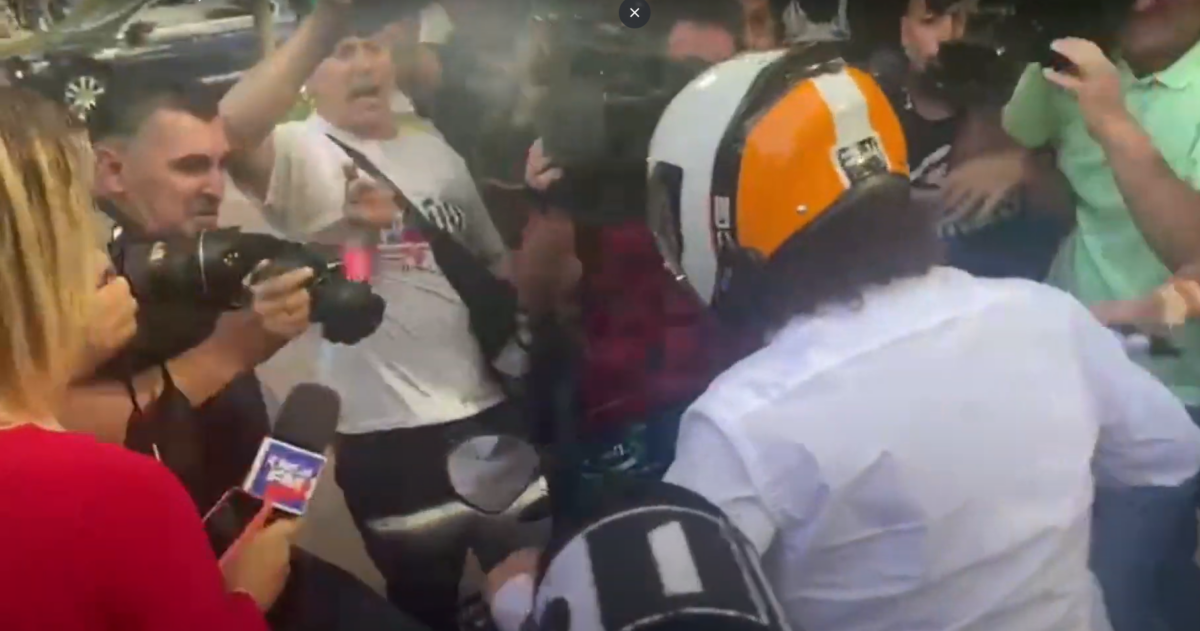Scene incredibile cu tatăl criminalului Vlad Pascu. A intrat cu motocicleta în jurnaliștii care voiau sa îi ia declarații