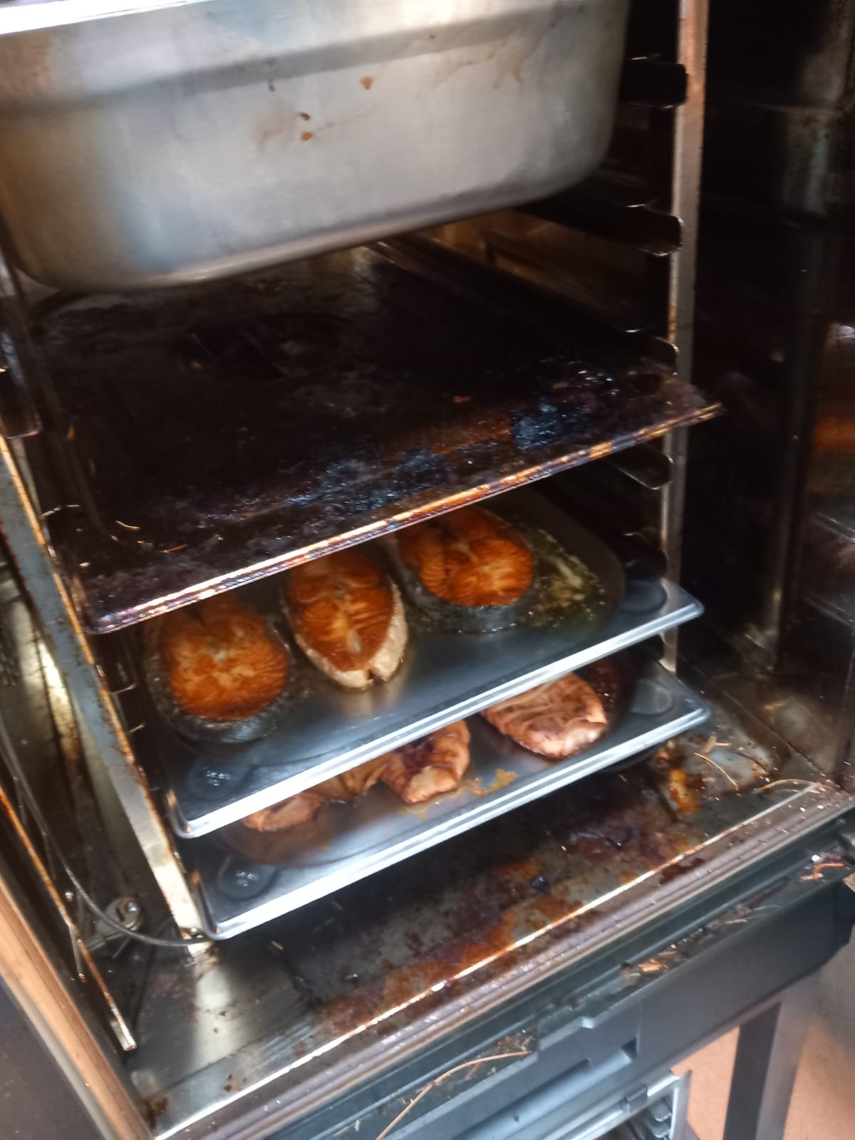 ANPC a găsit mai multe alimente expirate la Taverna Racilor (foto: facebook)