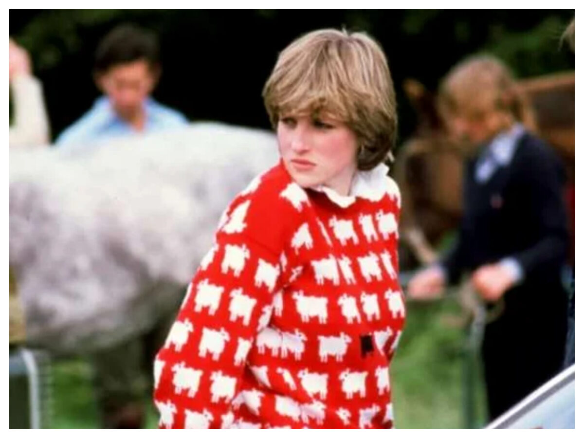 Suma exorbitantă cu care a fost vândut celebrul pulover roșu al Prințesei Diana