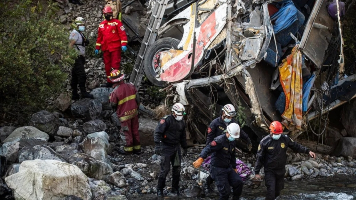 Imagine stire Accident soldat cu 24 de morți și 21 răniți. S-a declanșat codul roșu, e tragedie națională în Peru