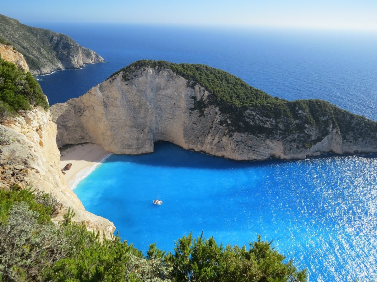 Cazare de lux la prețuri mici! Insula din Grecia în care turiștii se întorc an de an