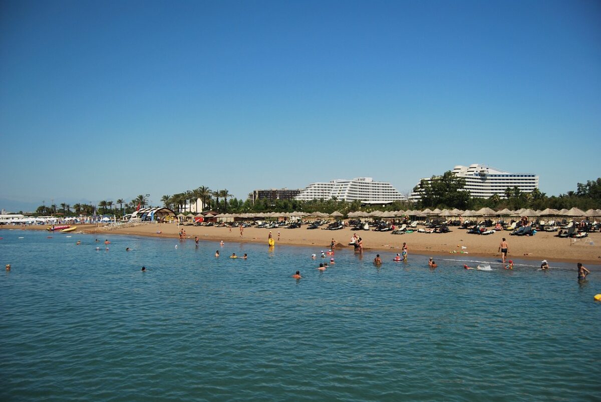 Situația ireală trăită de o familie de români în vacanța din Belek, Turcia. Ce a pățit fiica lor de 5 ani: „Dacă nu aveam în cont 1.200 de euro, nici nu se apropia de ea!”
