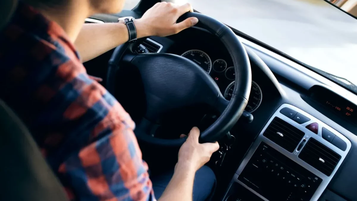 Tânărul din România care a devenit viral pe Tik Tok dezvăluie cât câștigă un șofer pe Uber în Spania