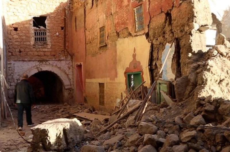 Imaginile durerii vin din Maroc. Oamenii sapă cu mâinile goale printre dărâmături, după cutremurul devastator