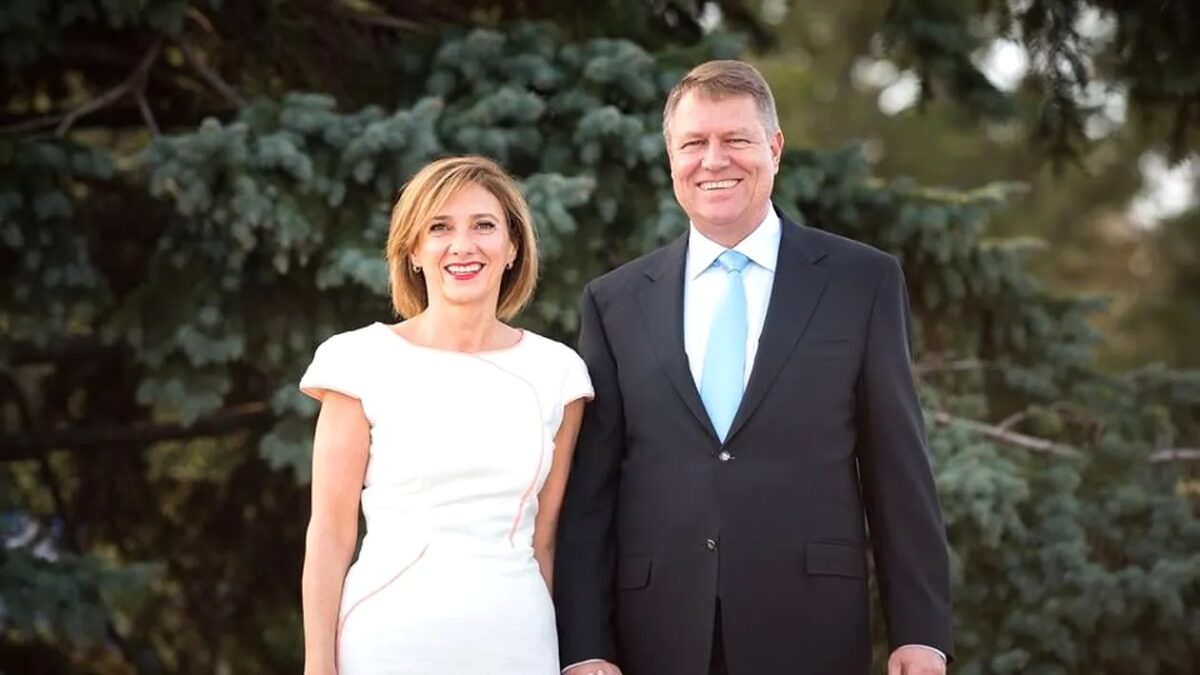 Imagine Stire Curg banii pentru Carmen Iohannis, soția președintelui României. Prima doamnă are un bussiness care-i asigură un venit substanțial | 2review.ro