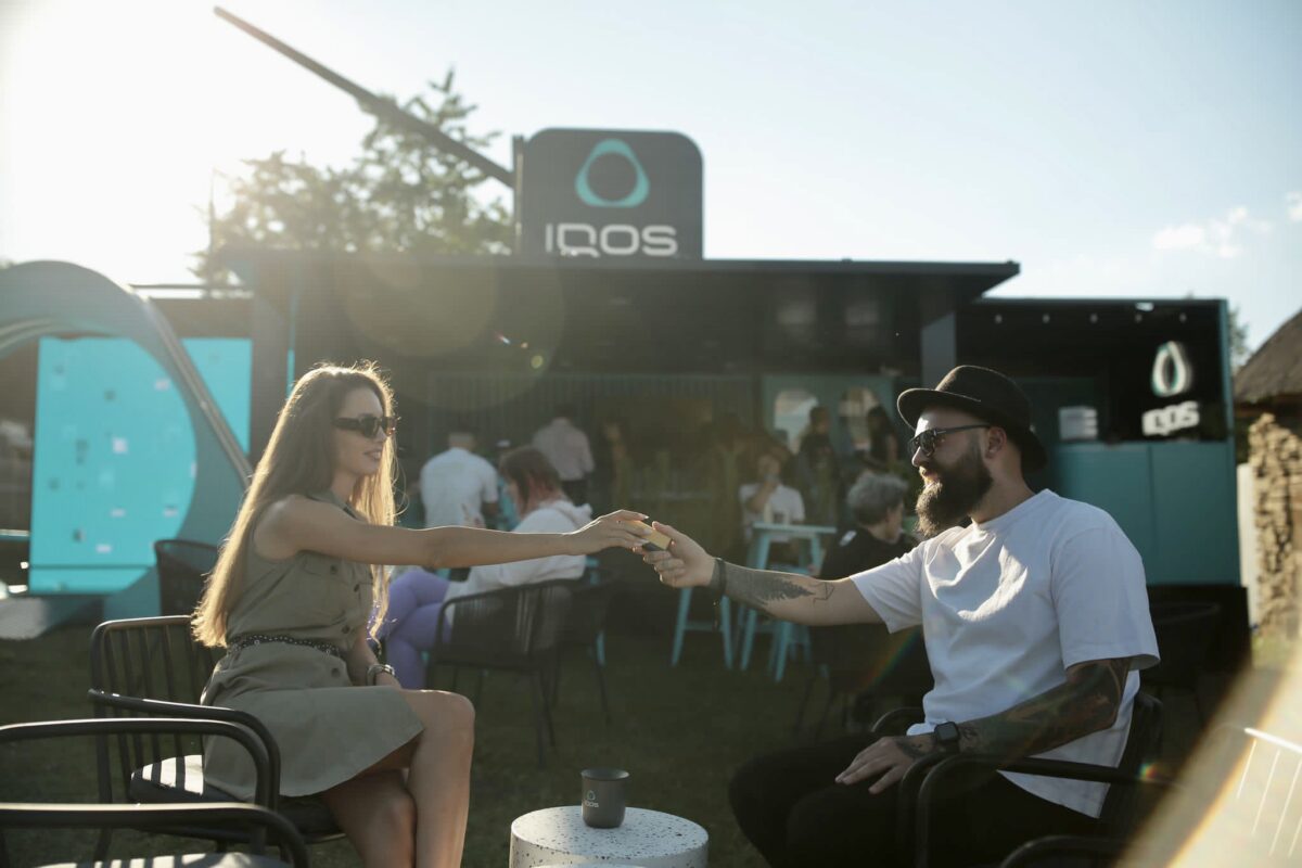 Imagine Stire Comunicat de presă: În ultima zi a festivalului Jazz in the Park, IQOS își așteaptă comunitatea  în spațiul Home of IQOS | 2review.ro