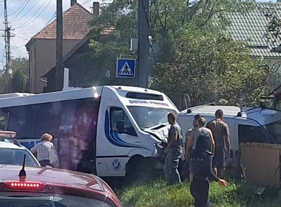 Accident grav în județul Mureș, pe Drumul Judeţean 152A. Un microbuz plin cu pasageri și un autoturism s-au izbit puternic. 16 persoane au fost rănite în urma impactului