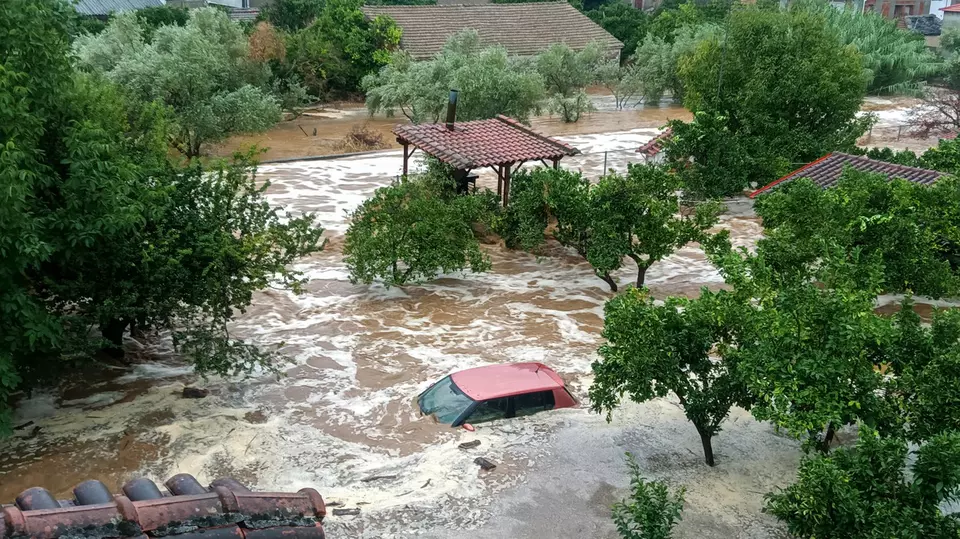 Vacanța în Grecia s-a transformat într-un coșmar pentru turiștii din România. Imaginile de coșmar i-au îngrozit pe români. 20 de mașini au ajuns în mare