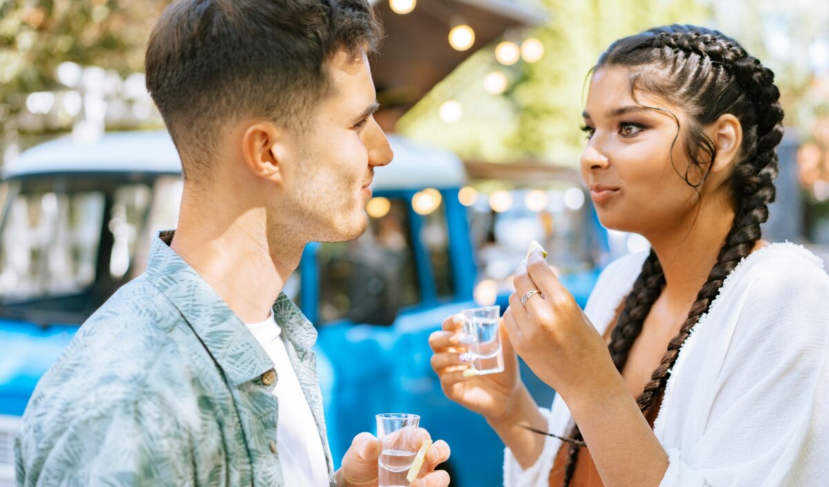 Situație halucinantă în barurile din Grecia. Ce beau turiștii români care comandau alcool