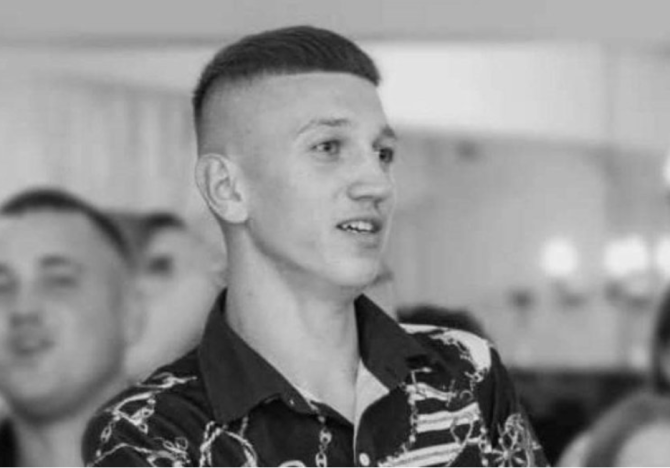 Cine este Sebastian, tânărul de 20 de ani înjunghiat mortal la un majorat din Iași! Scăpase în urmă cu câţiva ani de cancer: „Dumnezeu l-a salvat, iar acum l-a omorât un boschetar”