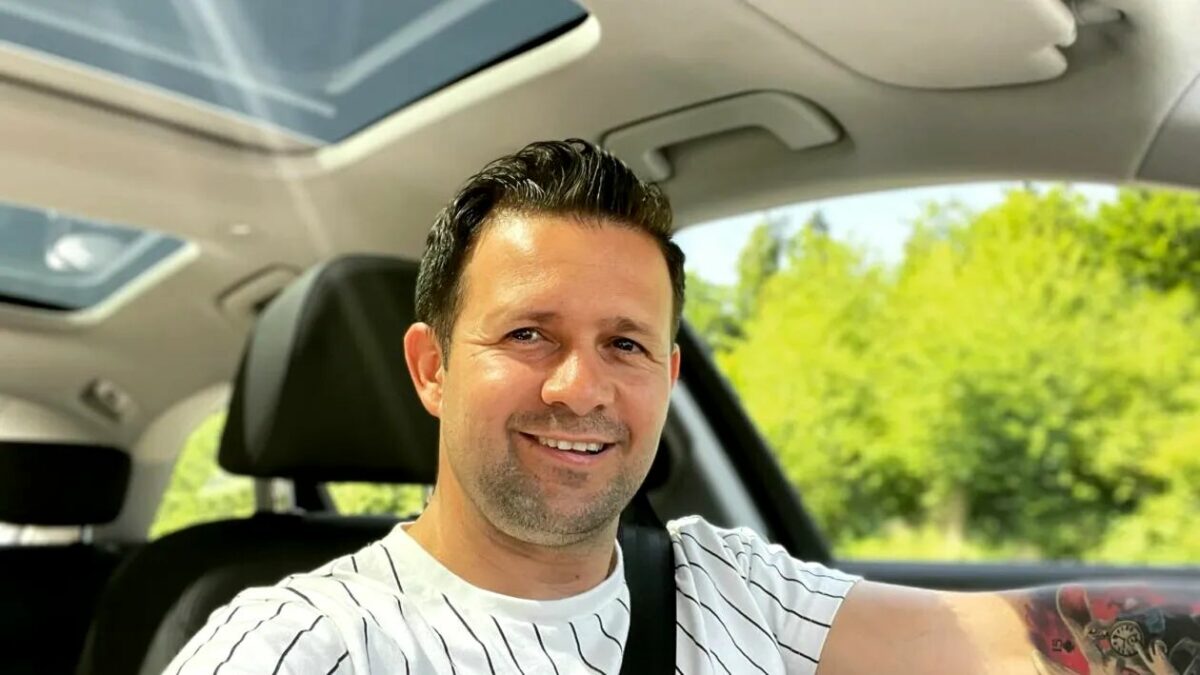 Imagine Stire Câte clase are, de fapt, Magicianul Robert Tudor. Nimeni nu și-ar fi închipuit că a absolvit o asemenea facultate | 2review.ro