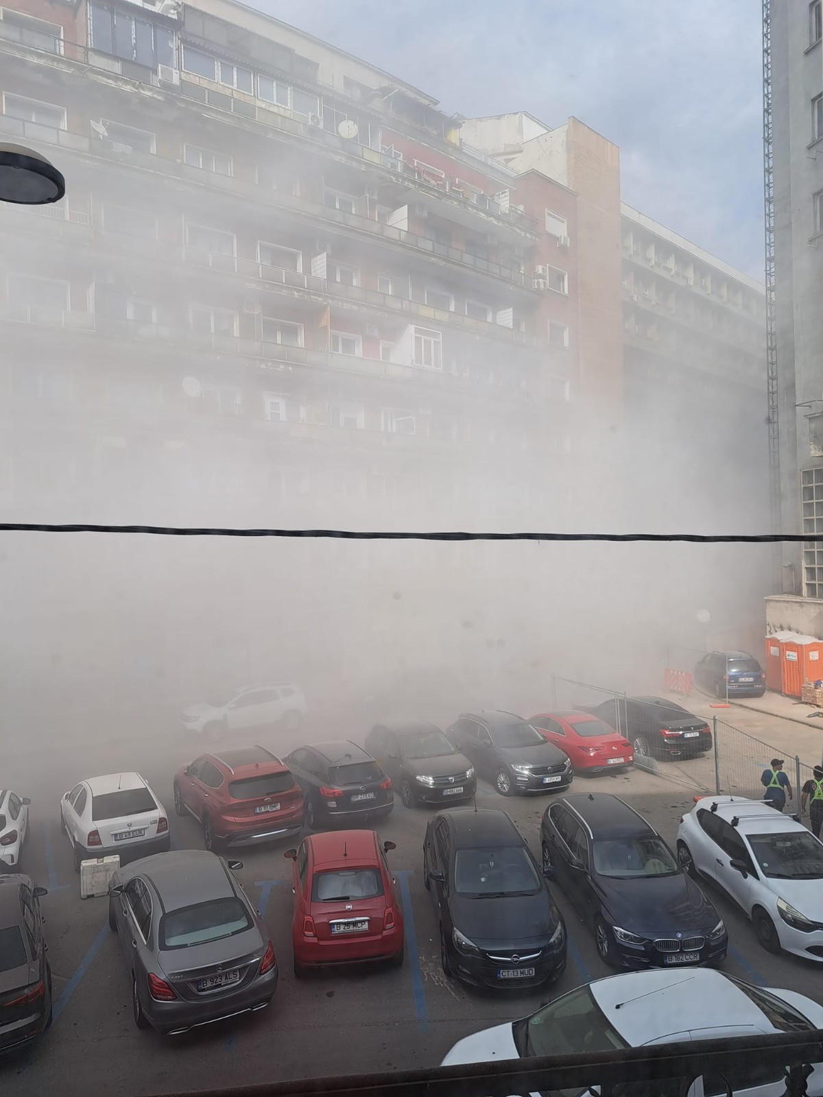Au crezut că a venit apocalipsa! Locuitorii din centrul Bucureștiului, înecați într-un nor dens de praf după o decizie controversată luată de autorități | FOTO