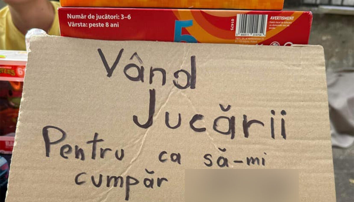 Anunțul viral postat de un bucureștean pe un carton: „Vând jucării pentru ca să-mi cumpăr…”