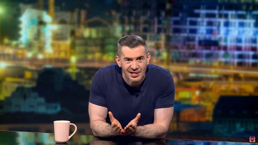 Imagine Stire Celebrul Dragoș Pătraru a lăsat „Starea Nației” pentru o perioadă scurtă de timp pentru a-și lansa un volum de eseuri | 2review.ro