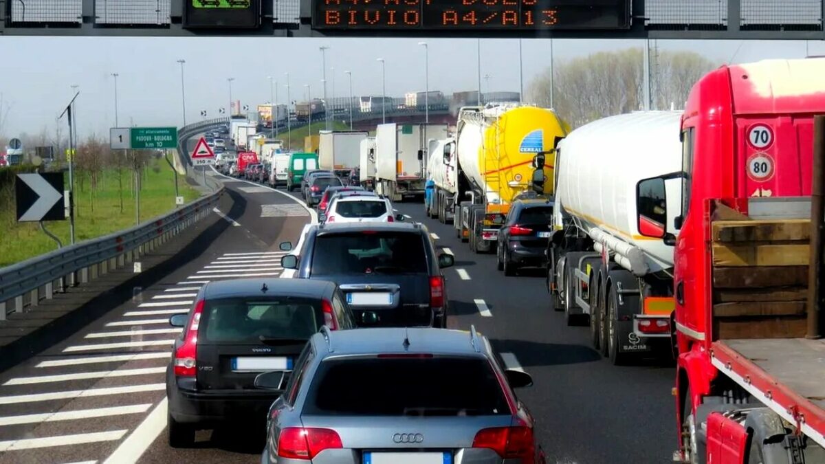 Imagine Stire S-a dat legea pentru șoferii din România care au permis categoria B. Președintele ceruse reexaminarea actului normativ | 2review.ro