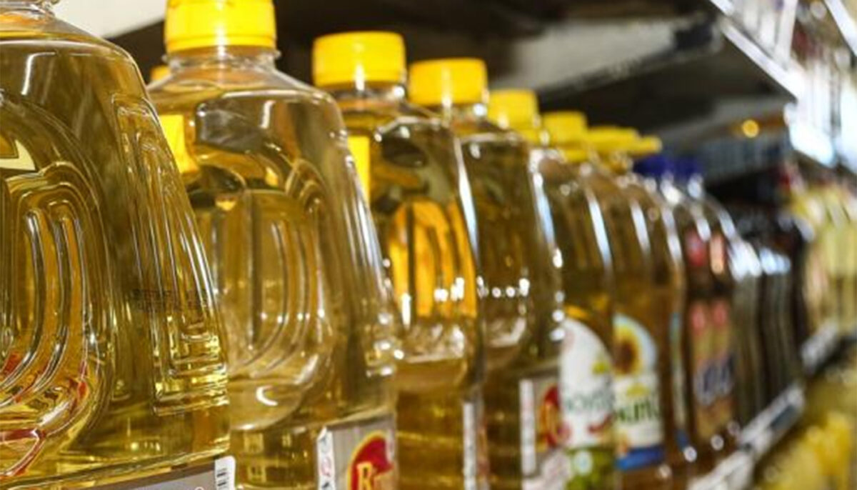 Ce a pățit o femeie, după ce a cumpărat o sticlă de 2 litri de ulei, din supermarket: „Magazinul trebuie să plătească pentru asta”