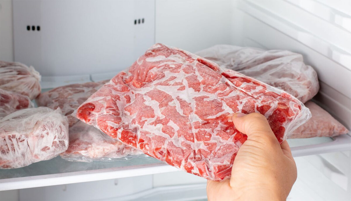 Am făcut calculul! Câte săptămâni maximum pot fi păstrate în congelator carnea de pui, de porc sau de vită