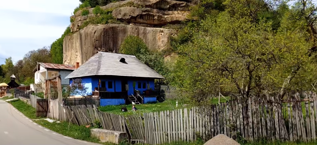 România găzduiește singura casă din lume cu o cascadă naturală în curte! Cum arată celebra „Căsuță Albastră”
