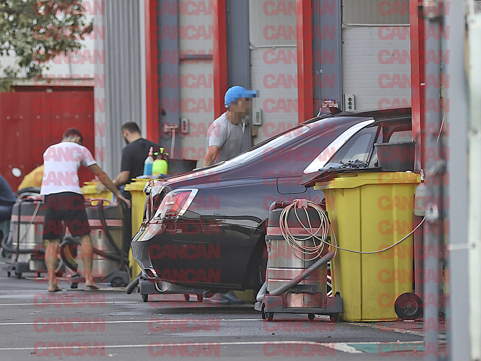 Gigi Becali, ajutat de angajați să-și scoată mașina în siguranță