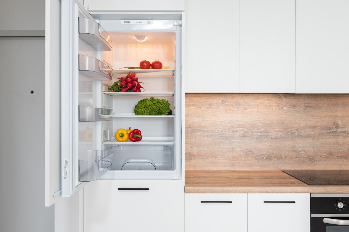 Cum ar trebui așezate alimentele în frigider, pentru a nu se strica. Ce nu se pune niciodată în rafturile din ușa electrocasnicului