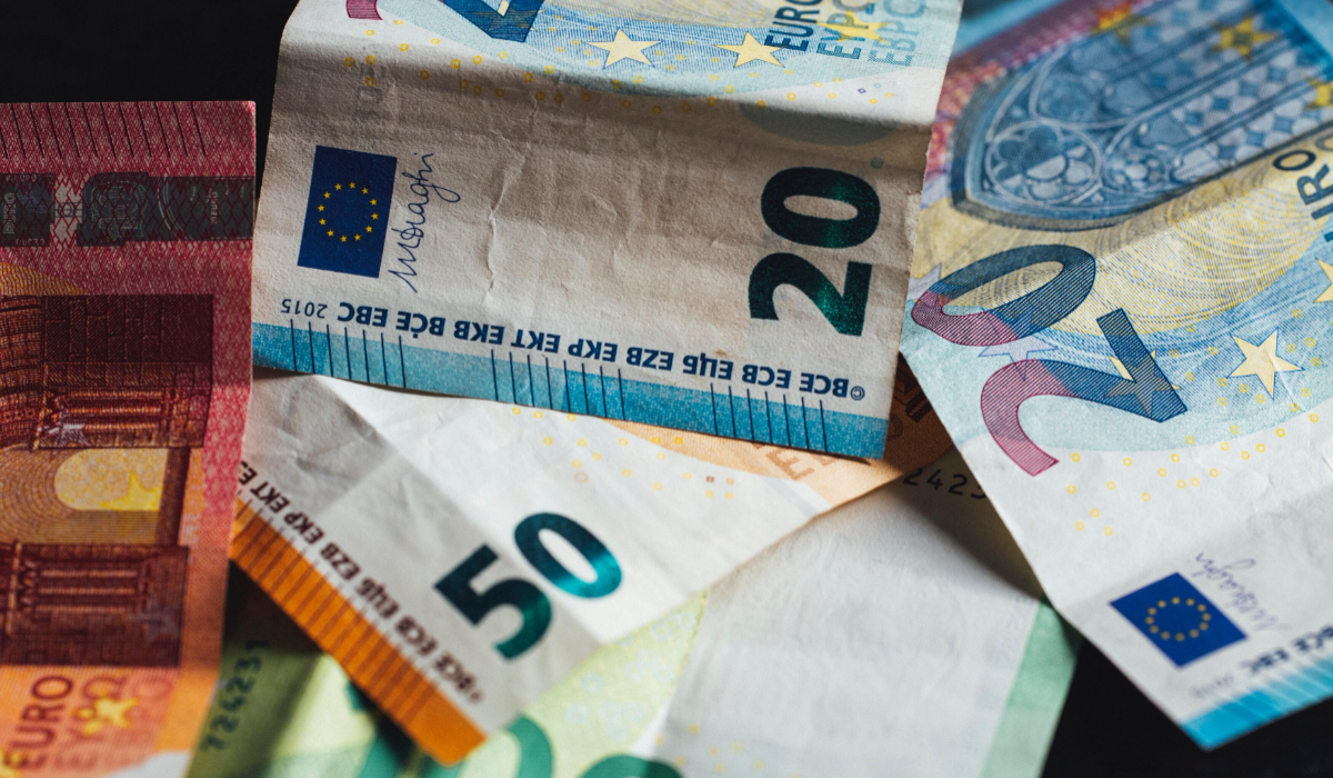 Imagine Stire Voucher ce valorează 400 de lei pentru cetățenii care au venituri mici. Lege de urgență în Italia care-i vizează pe cetățenii cu posibilități materiale reduse | 2review.ro