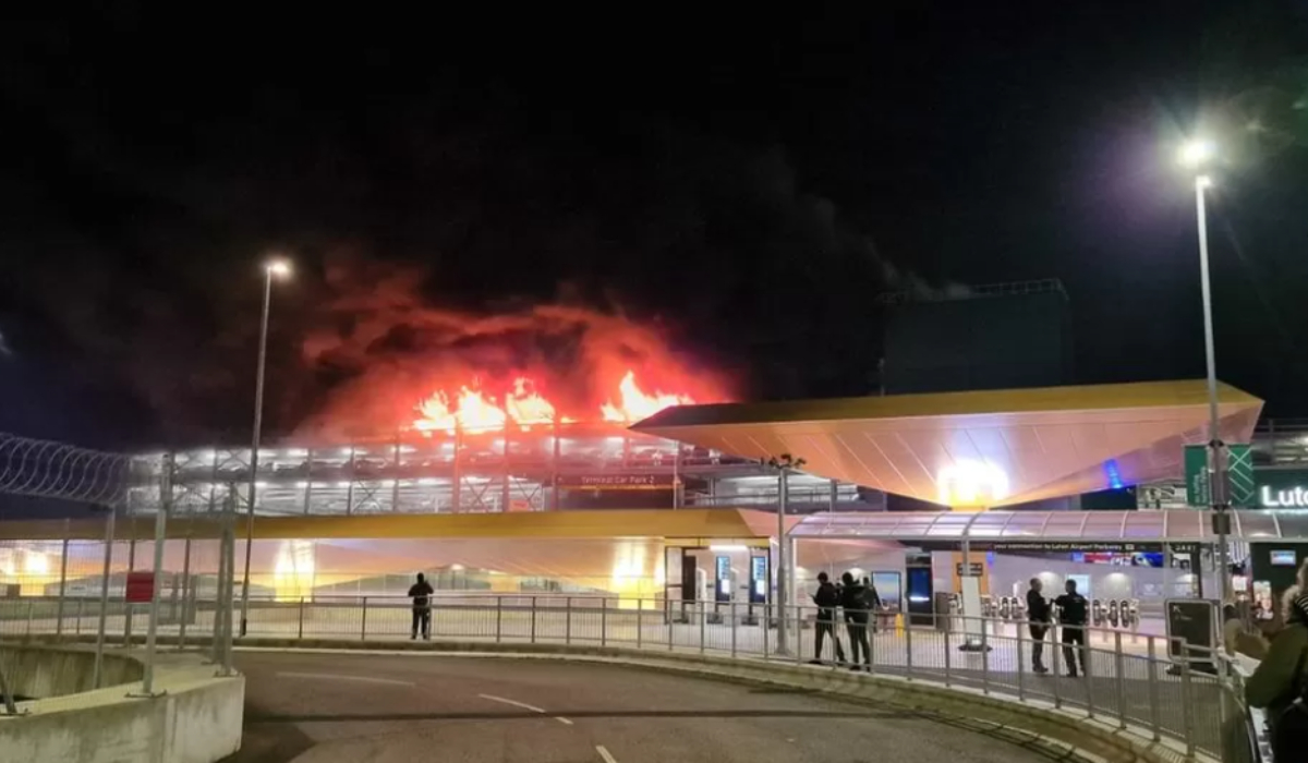Incendiu de proporţii pe Aeroportul Luton! Toate zborurile, suspendate! Sute de oameni sunt blocaţi