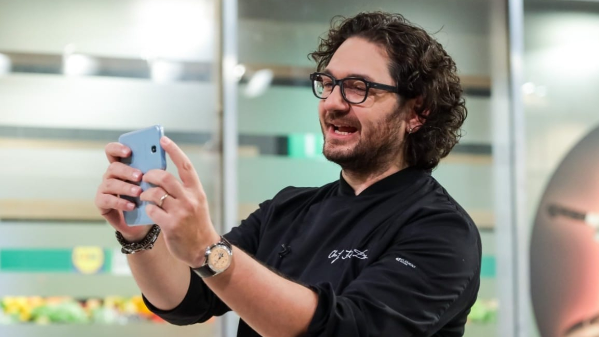 Imagine Stire „S-a mărit familia!” Curg felicitările după poza cu bebelușul postată de Chef Florin Dumitrescu | 2review.ro