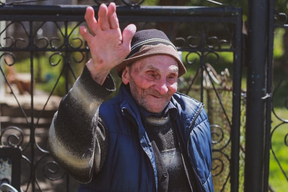 Lecția de viață dăruită de Moș Loghin, un fost veteran de război din comuna Fărău, județul Alba. La 102 ani, bătrânul și-a recăpătat vederea