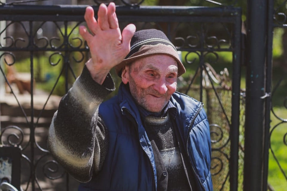 Lecția de viață dăruită de Moș Loghin, un fost veteran de război din comuna Fărău, județul Alba. La 102 ani, bătrânul și-a recăpătat vederea