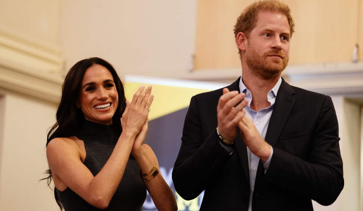 Imagine Stire Prințul Harry o părăsește pe Meghan Markle pentru a reveni în Marea Britanie. Actrița nu privește cu ochi buni decizia soțului său | 2review.ro