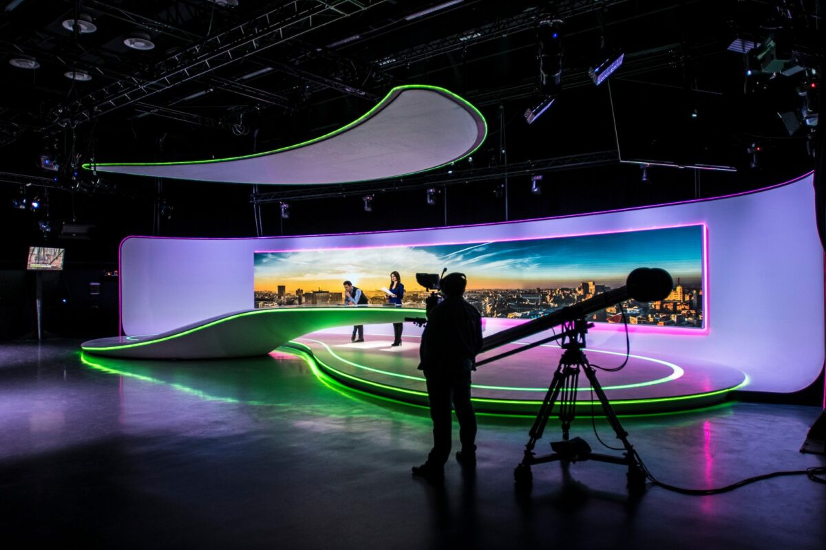 Imagine Stire Triunghi amoros cu o fostă prezentatoare de la Antena 1 în prim plan. Bătaia a ținut prima pagină a ziarelor de scandal | 2review.ro