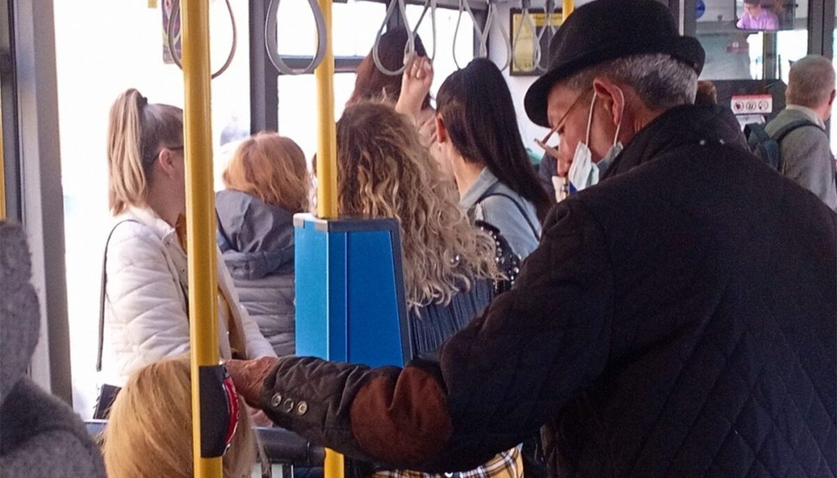 Ce a pățit un bărbat din Cluj-Napoca, după ce a refuzat să-i dea bani unui cerșetor, într-un autobuz