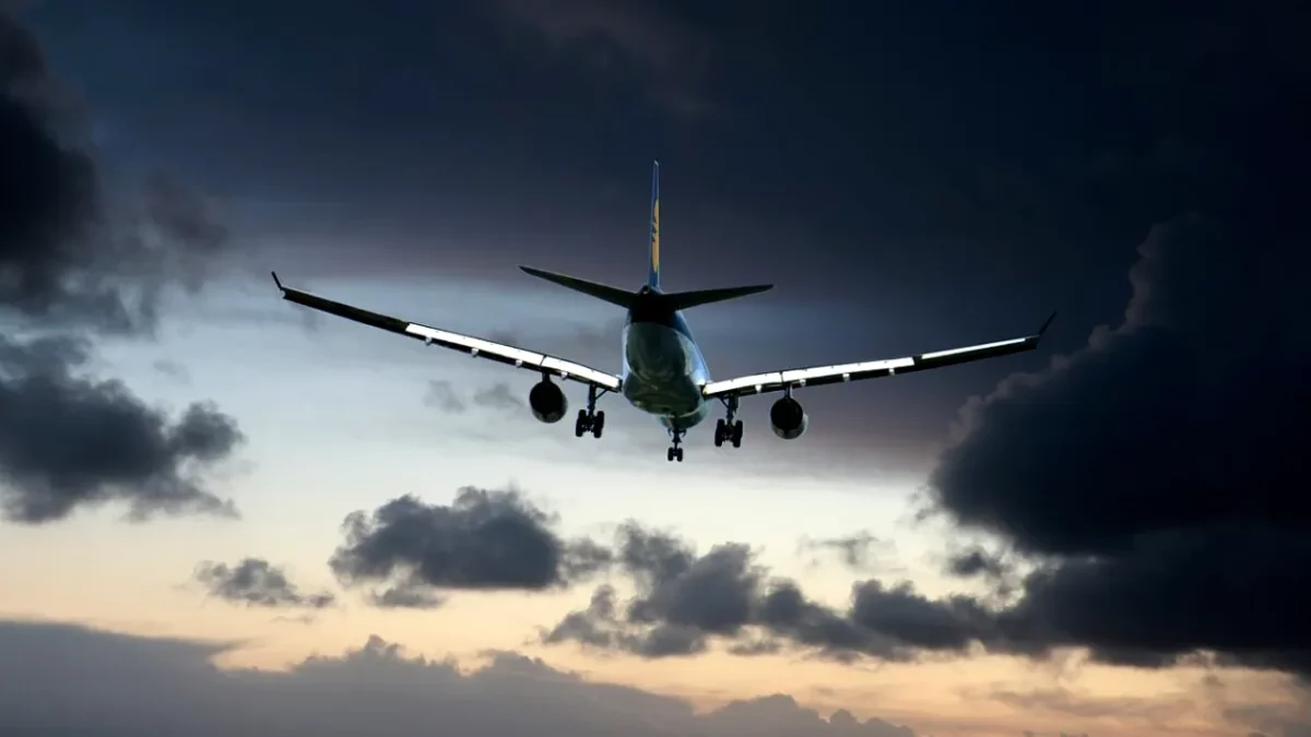 Imagine Stire De ce nu pot cădea avioanele. Frica de zbor este demontată de Mihai Sturzu, fost membru al trupei Hi-Q și actual comandant de aeronavă | 2review.ro