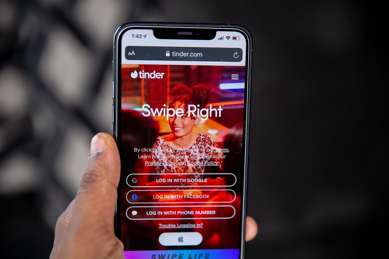 Ce trebuie să scrii pe Tinder, în funcție de zodia ta. Îți cresc șansele să fii magnet pentru partenerul dorit