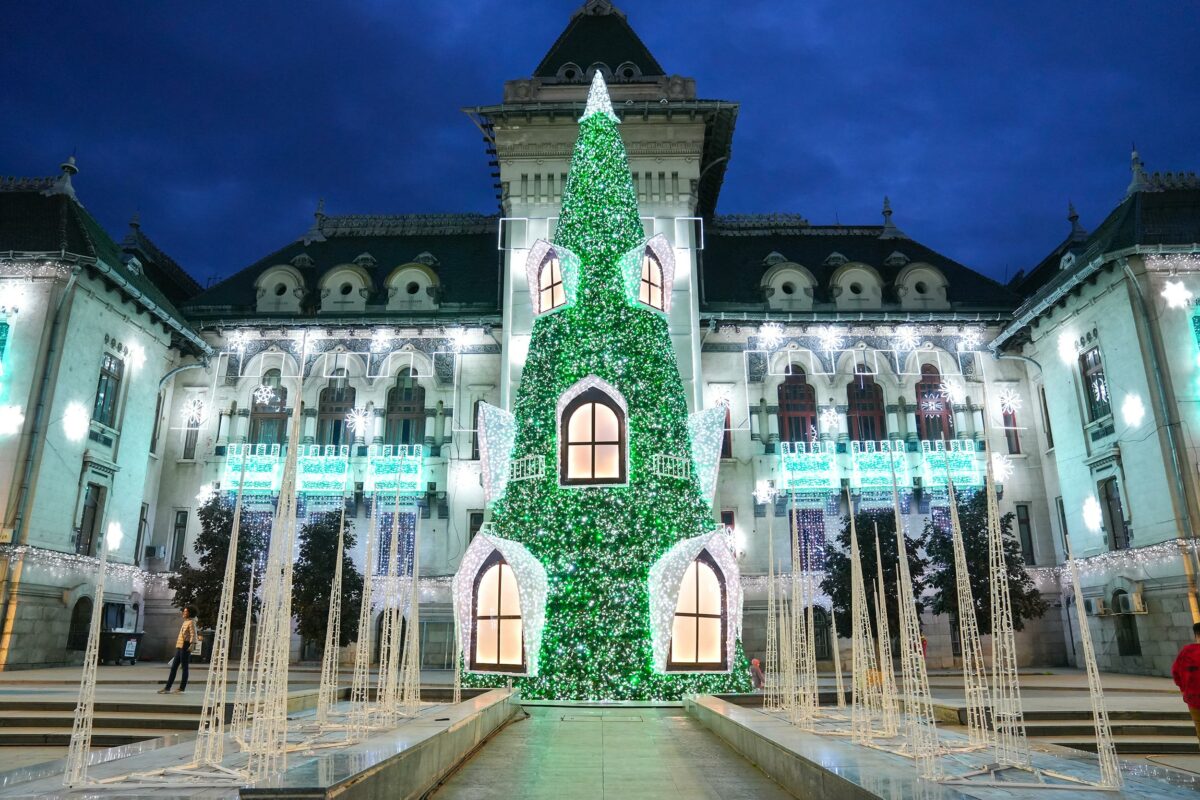 (P) La Craiova, Crăiasa Zăpezii dă startul magiei de sărbători! Târgul de Crăciun de la Craiova îşi deschide porţile vineri, 17 noiembrie 2023