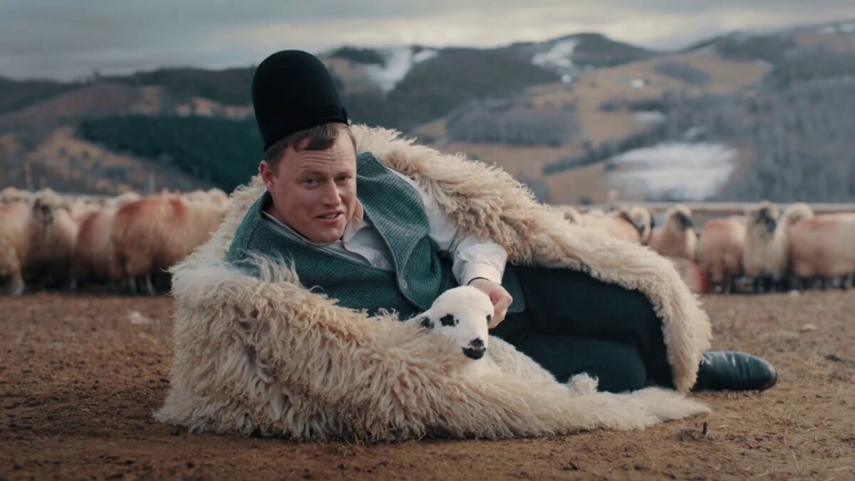 Imagine Stire Nevasta lui Ghiță Ciobanul, redusă la tăcere de către celebrul personaj din reclame: „Soția poate vrea, dar și eu vreau multe” | 2review.ro