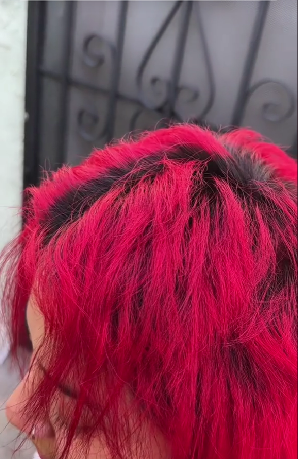 Tânăra a plătit 1.300 de dolari și s-a trezit cu părul distrus./ Sursa foto: Captură video TikTok