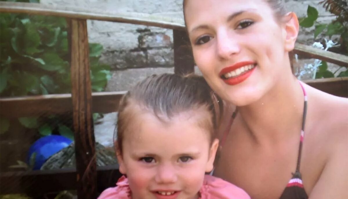 Imagine Stire Această tânără a devenit bunică la o vârstă foarte fragedă. Ireal câți ani are, de fapt | 2review.ro