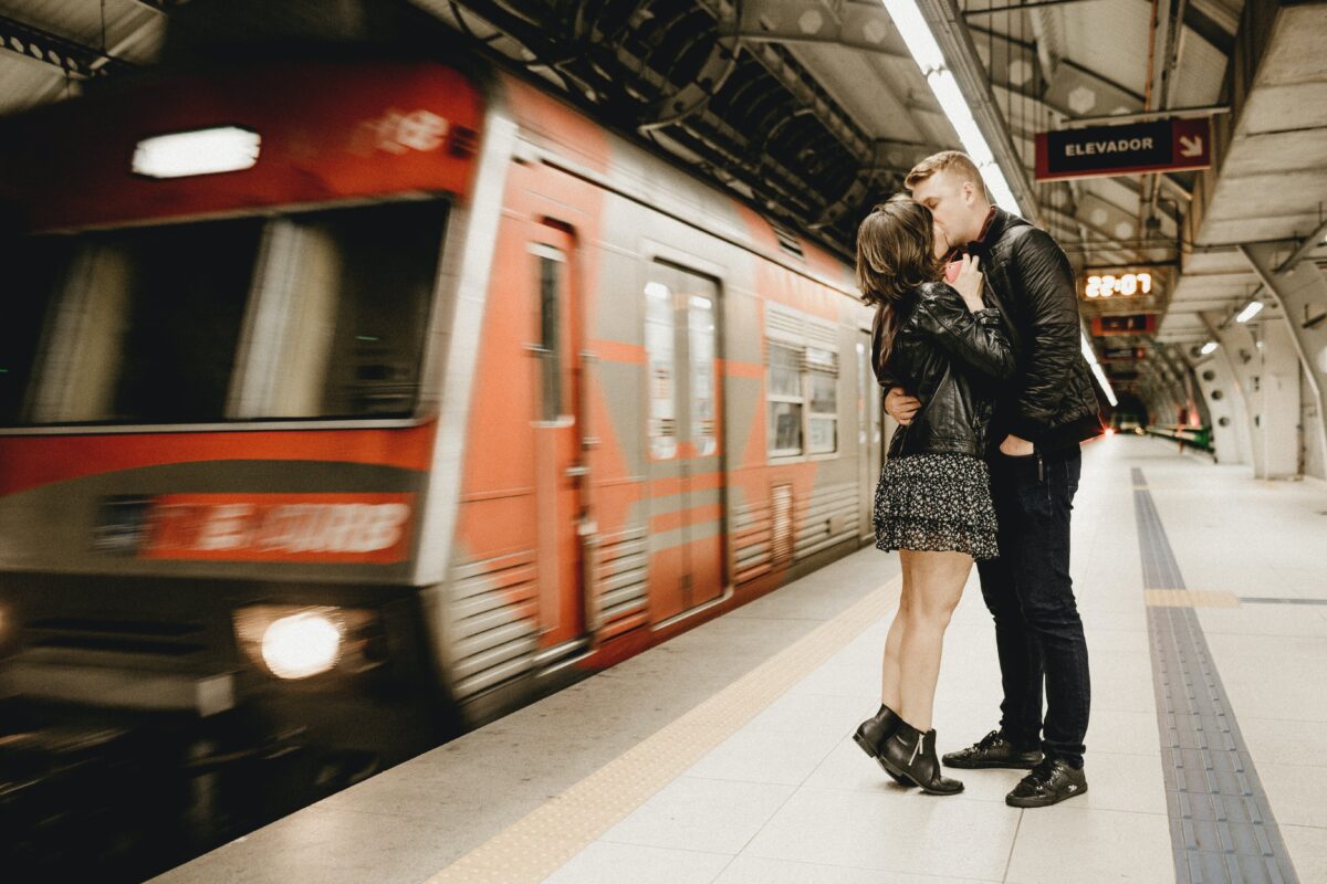 Un tânăr din Bucureşti şi-a găsit dragostea vieţii, la metrou: „De câteva luni, am schimbat ruta spre birou”