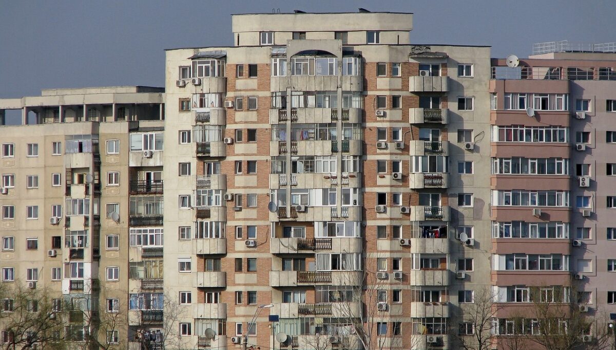 Mesajul fabulos lăsat în uşa unui vecin zgomotos, din Bucureşti: „Nu ştiu ce-i faci soţiei tale, dar azi-noapte…”