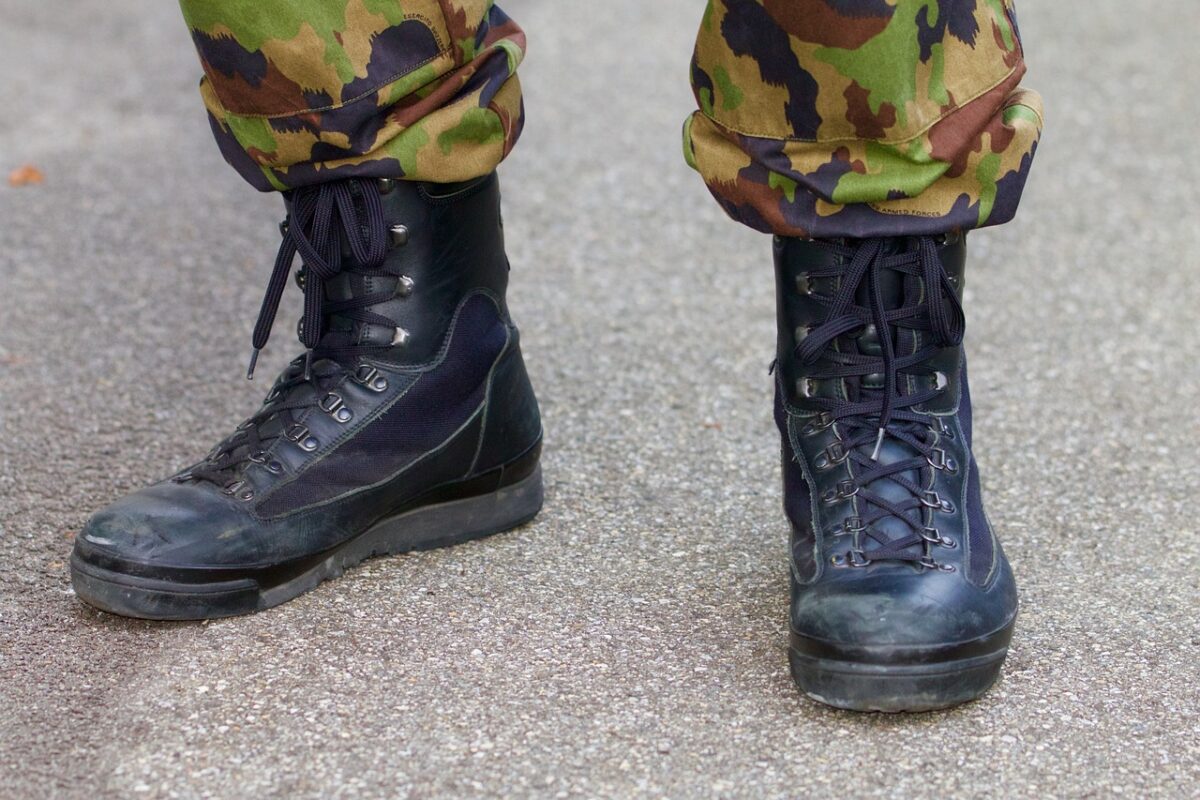 Scandalul bocancilor românești inflamează Austria. Militarii lor se plâng că nu sunt buni