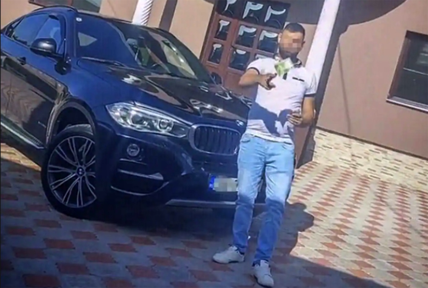 doi romani au pacalit un pensionar 4